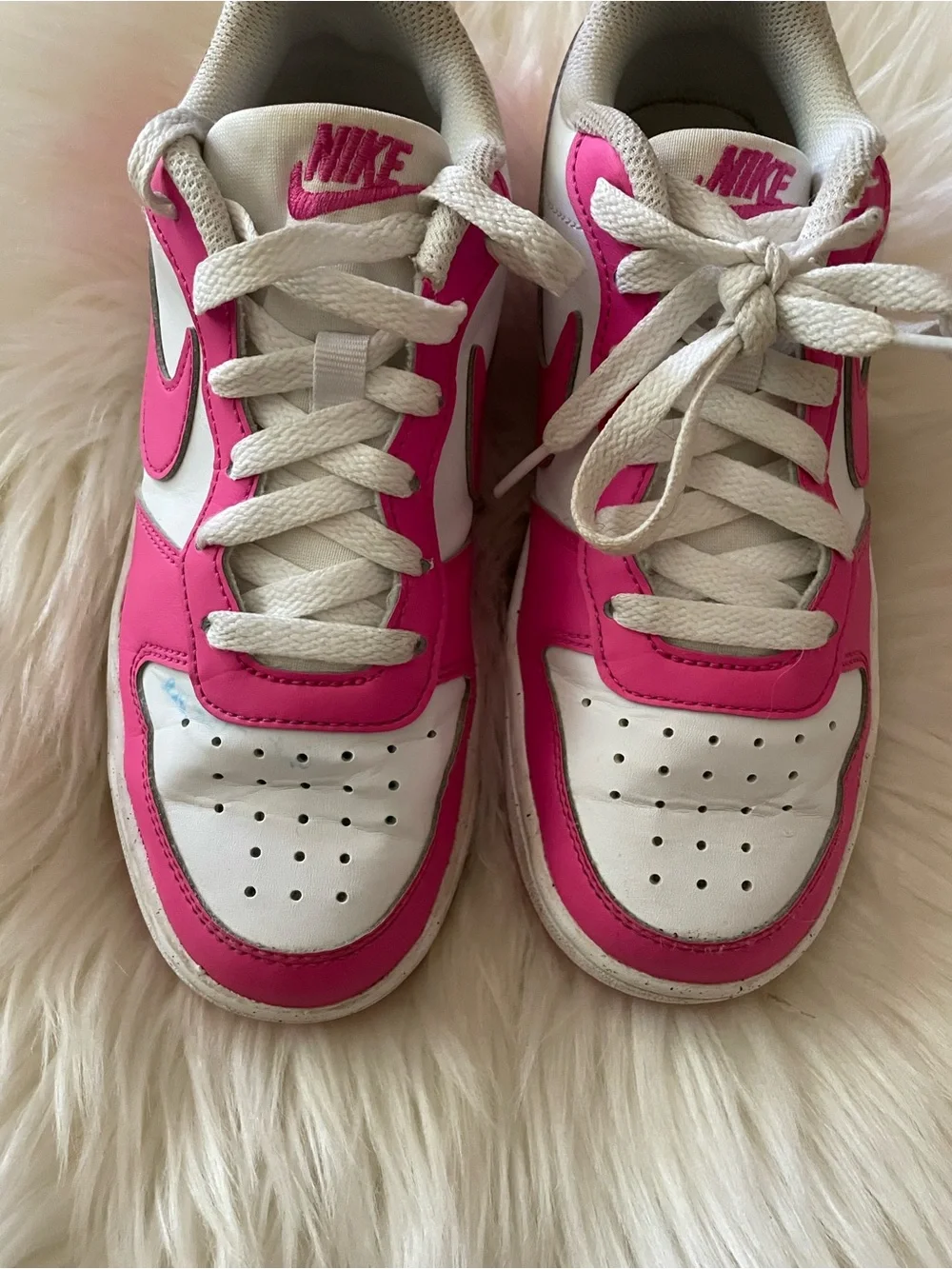 Nike Kids Low-Top Sneakers in White and Hot Pink